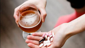 Lee más sobre el artículo <strong>¿Qué medicamentos no deben mezclarse con alcohol?</strong>